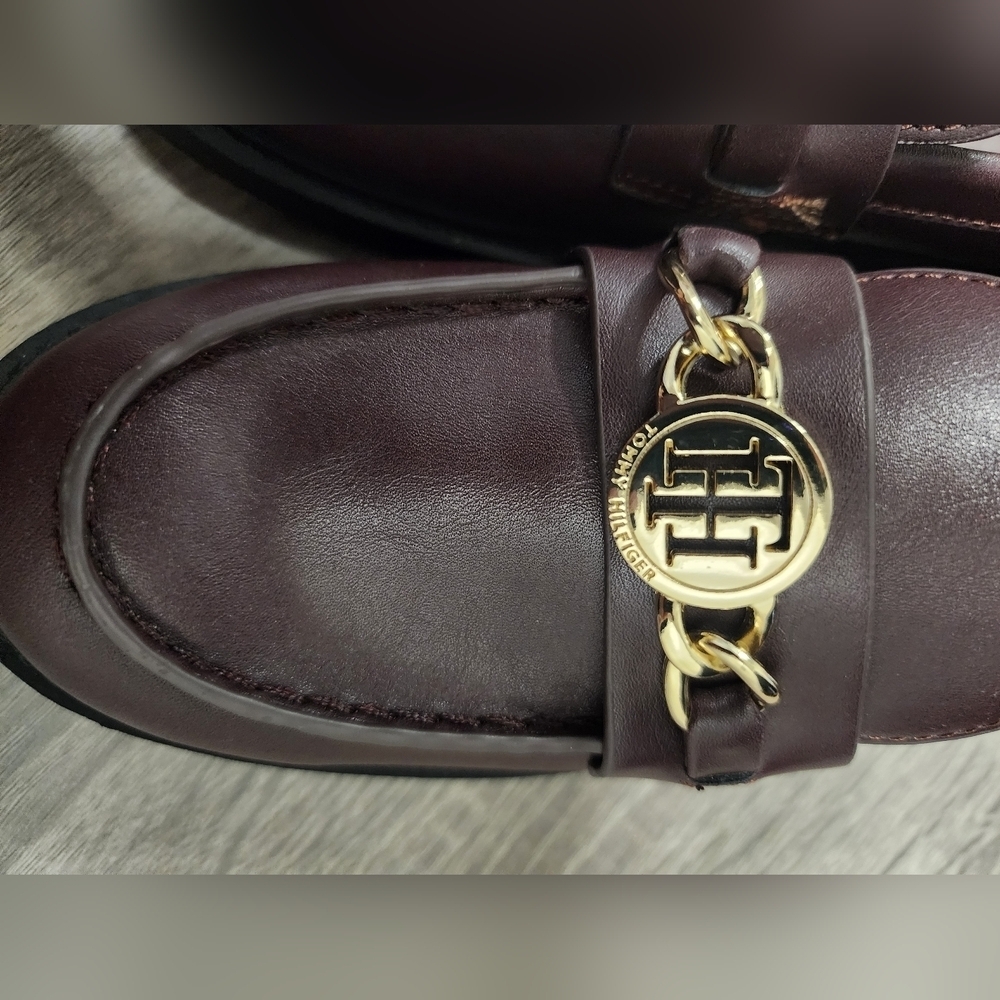 Size 6 Women's Tommy Hilfiger Terina Loafers With Gold Hardware. - Picture 4 of 8